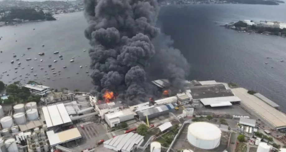 Incêndio em fábrica pode causar vazamento de óleo na Baía de Guanabara