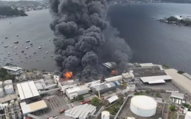 Incêndio em fábrica pode causar vazamento de óleo na Baía de Guanabara