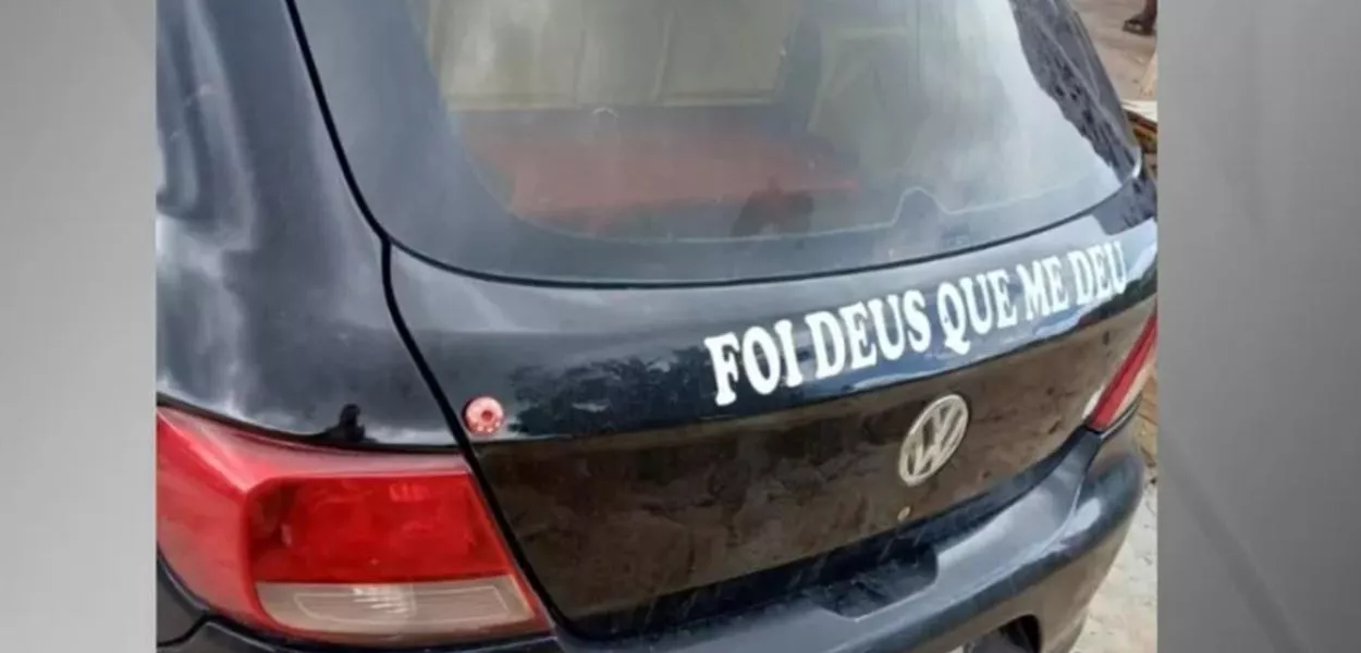 Homem é preso com carro furtado que exibia adesivo 'Foi Deus que me deu'