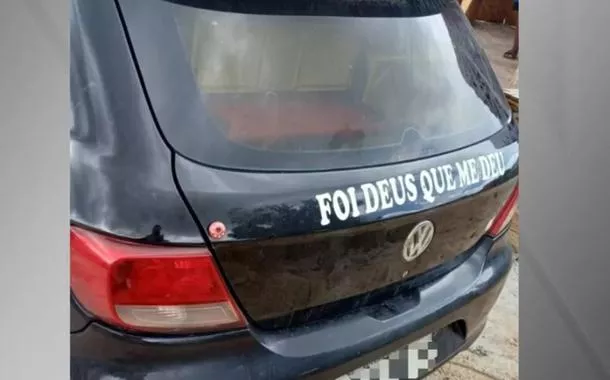 Homem é preso com carro furtado que exibia adesivo 'Foi Deus que me deu'