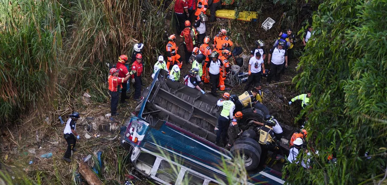 Equipes de socorro respondem a desastre de ônibus na Guatemala

