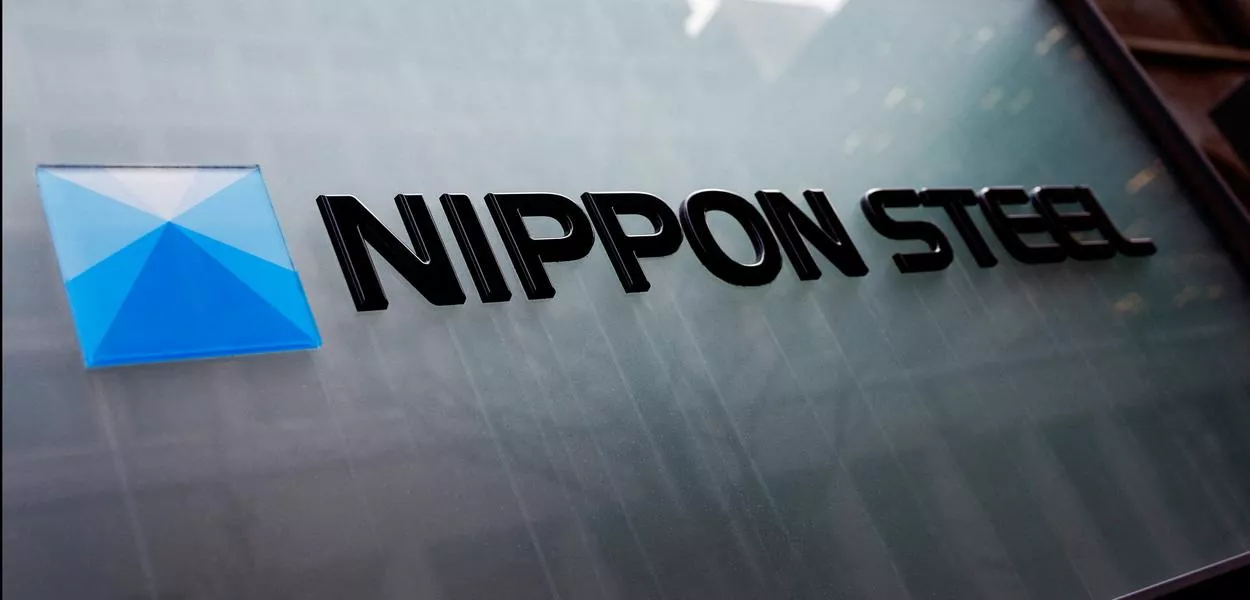 Logo da Nippon Steel na sede da companhia em Tóquio