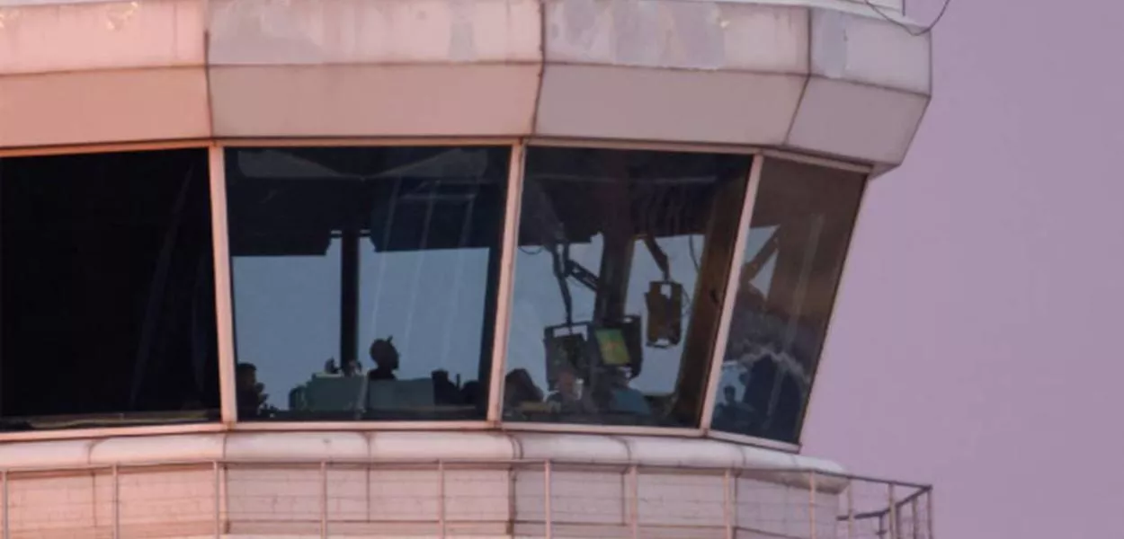 Torre de controle de voo no aeroporto Ronald Reagan, no estado da Virgínia, EUA