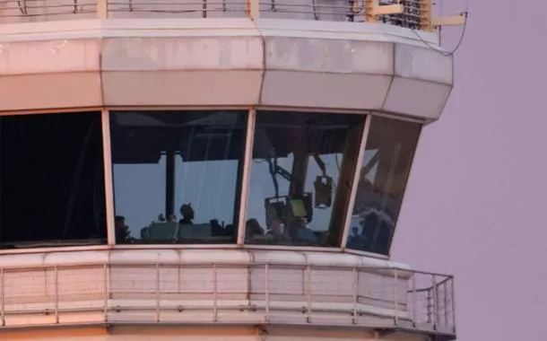 Torre de controle de voo no aeroporto Ronald Reagan, no estado da Virgínia