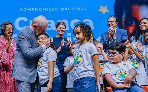 Lula premia municípios brasileiros por compromisso com a alfabetização infantil