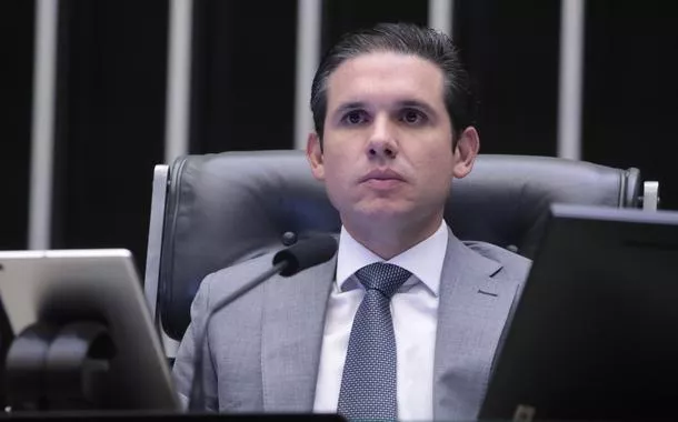 PL pressiona Hugo Motta para pautar projeto que suspende ação penal sobre trama golpista