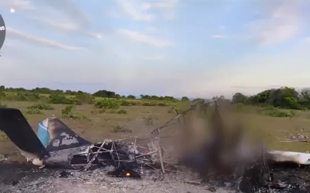 Avião de pequeno porte cai e explode no sul da Bahia, deixando uma vítima fatal e uma ferida