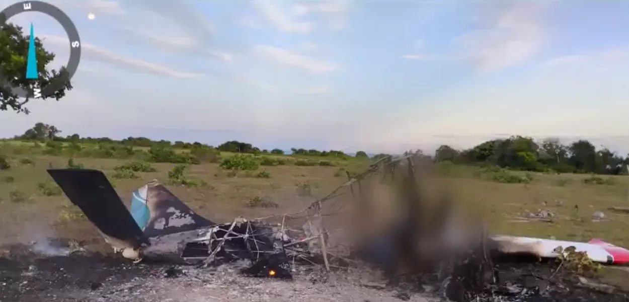 Avião de pequeno porte cai e explode no sul da Bahia, deixando uma vítima fatal e uma ferida