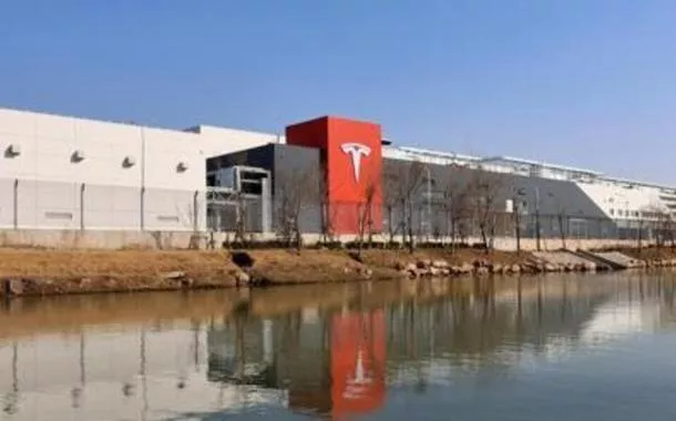 Tesla, de Elon Musk, amplia presença na China com megafábrica em Xangai