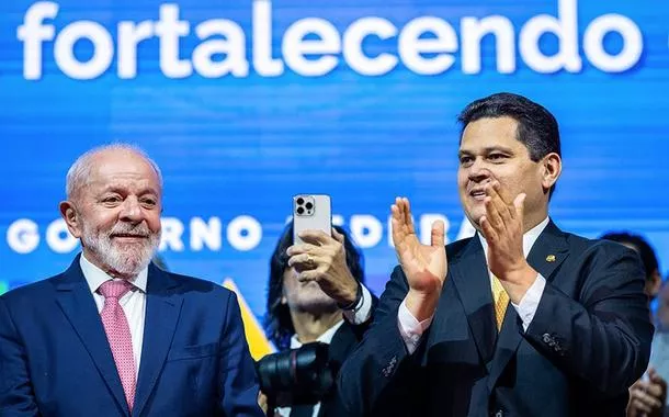 Em evento com Lula, Alcolumbre cobra emendas e defende ‘descentralização do Orçamento’