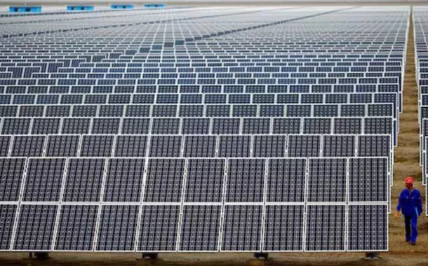 China atinge meta de energia limpa seis anos antes do previsto e anuncia redução de subsídios