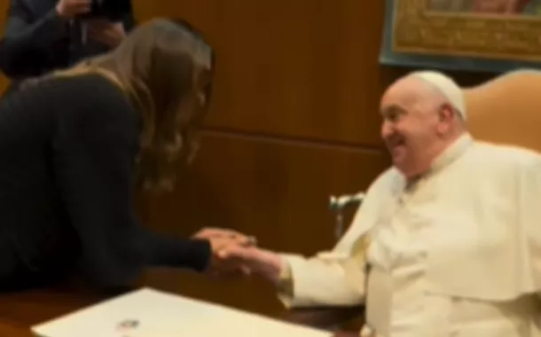 Janja se encontra com o papa Francisco no Vaticano e destaca "emoção"
