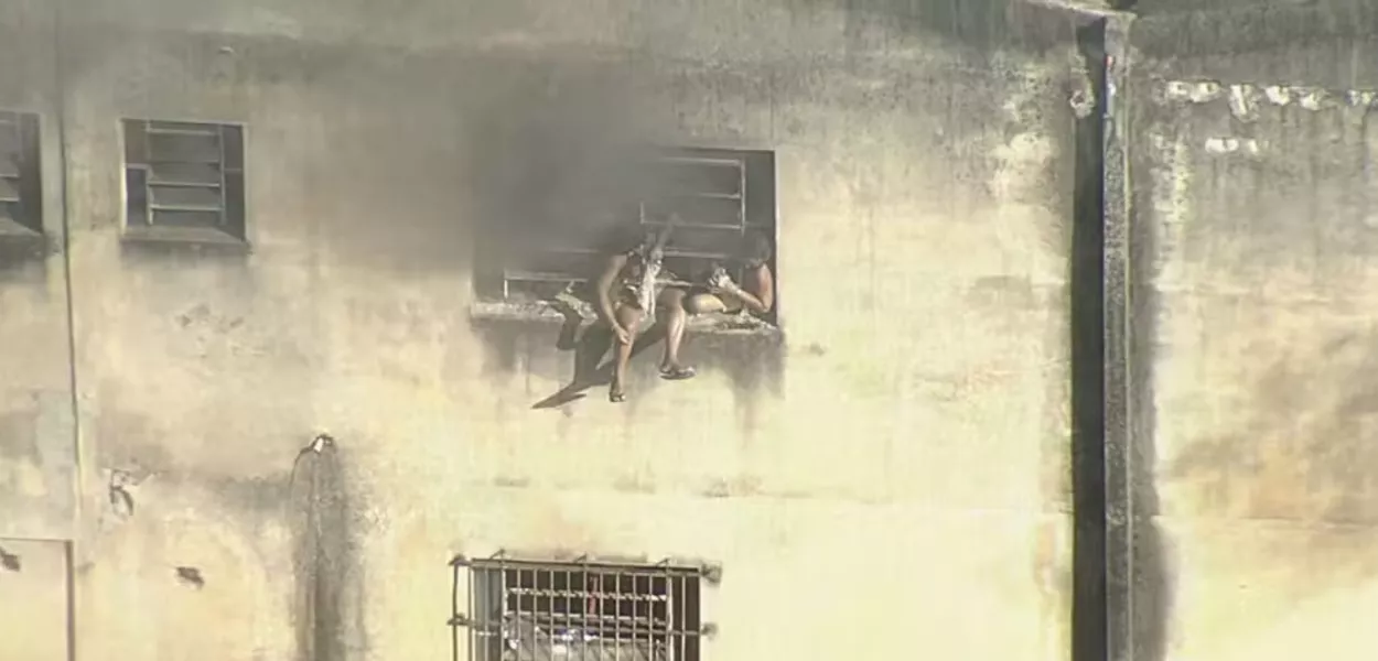 Pessoas presas em incêndio na Maximus Confecções, em Ramos, na Zona Norte do Rio de Janeiro