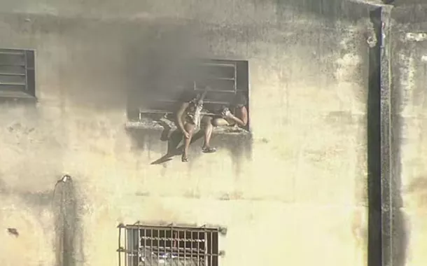 Pessoas presas em incêndio na Maximus Confecções, em Ramos, na Zona Norte do Rio de Janeiro