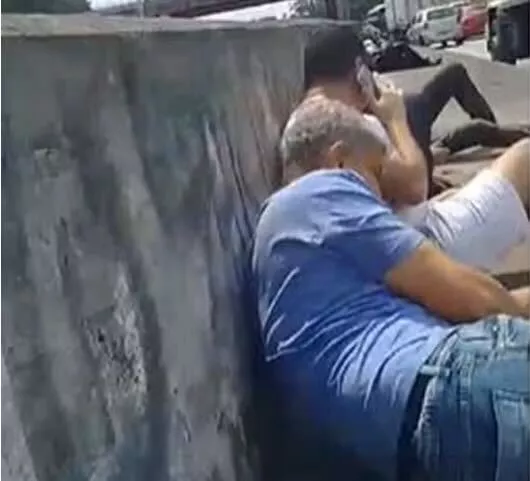 Motoristas se abrigam na mureta da Avenida Brasil durante o tiroteio