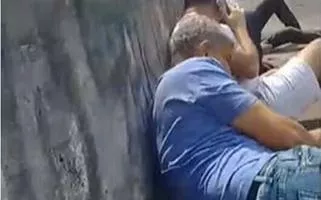Motoristas se abrigam na mureta da Avenida Brasil durante o tiroteio