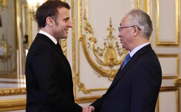Na França, vice-premiê chinês propõe cooperação internacional para desenvolvimento da IA
