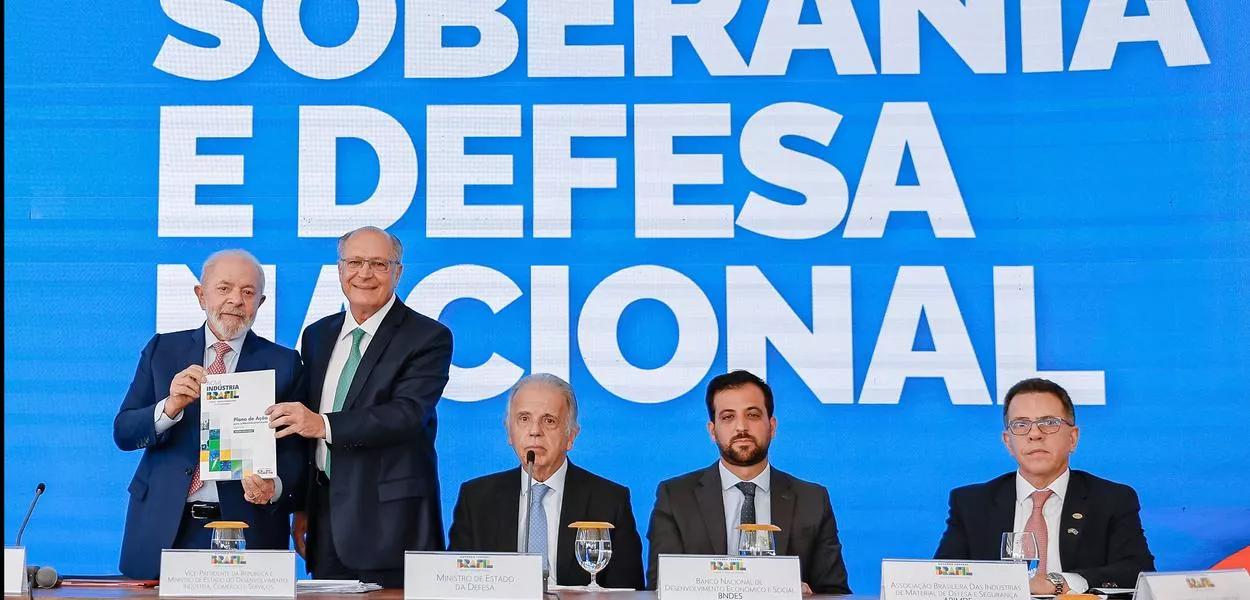 Presidente da República, Luiz Inácio Lula da Silva, e o vice-presidente, Geraldo Alckmin, durante cerimônia de 1 ano da Nova Indústria Brasil e Missão 6: Soberania e Defesa nacionais
