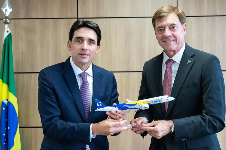 O ministro de Portos e Aeroportos, Silvio Costa Filho, e o CEO e presidente da Embraer, Francisco Gomes Neto