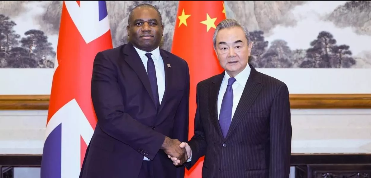 O ministro das Relações Exteriores da China, Wang Yi, e David Lammy, fotografados em Pequim em outubro, reuniram-se em Londres para o primeiro Diálogo Estratégico Reino Unido-China desde 2018.