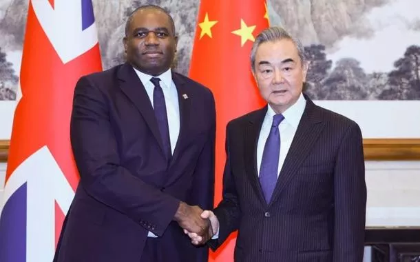 No Reino Unido após uma década, MRE chinês diz que "cooperação entre grandes potências se tornou mais urgente"