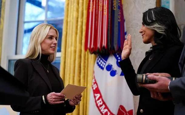 Tulsi Gabbard (à dir.)