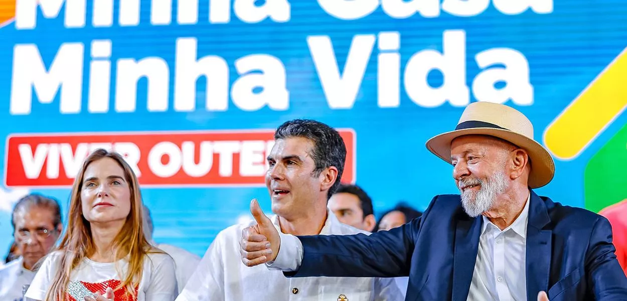 Lula (de chapéu) durante entrega de obras no Pará