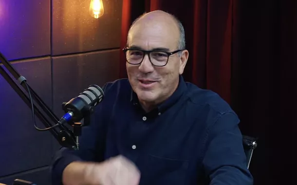 Leonardo Attuch relembra sua trajetória pessoal e profissional em entrevista ao Podcast Conversar
