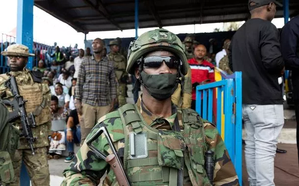 Rebeldes do M23 montam guarda durante reunião na República Democrática do Congo