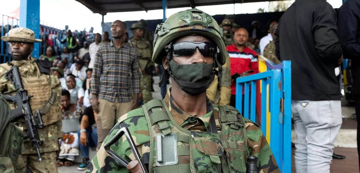 Rebeldes do M23 montam guarda durante reunião na República Democrática do Congo