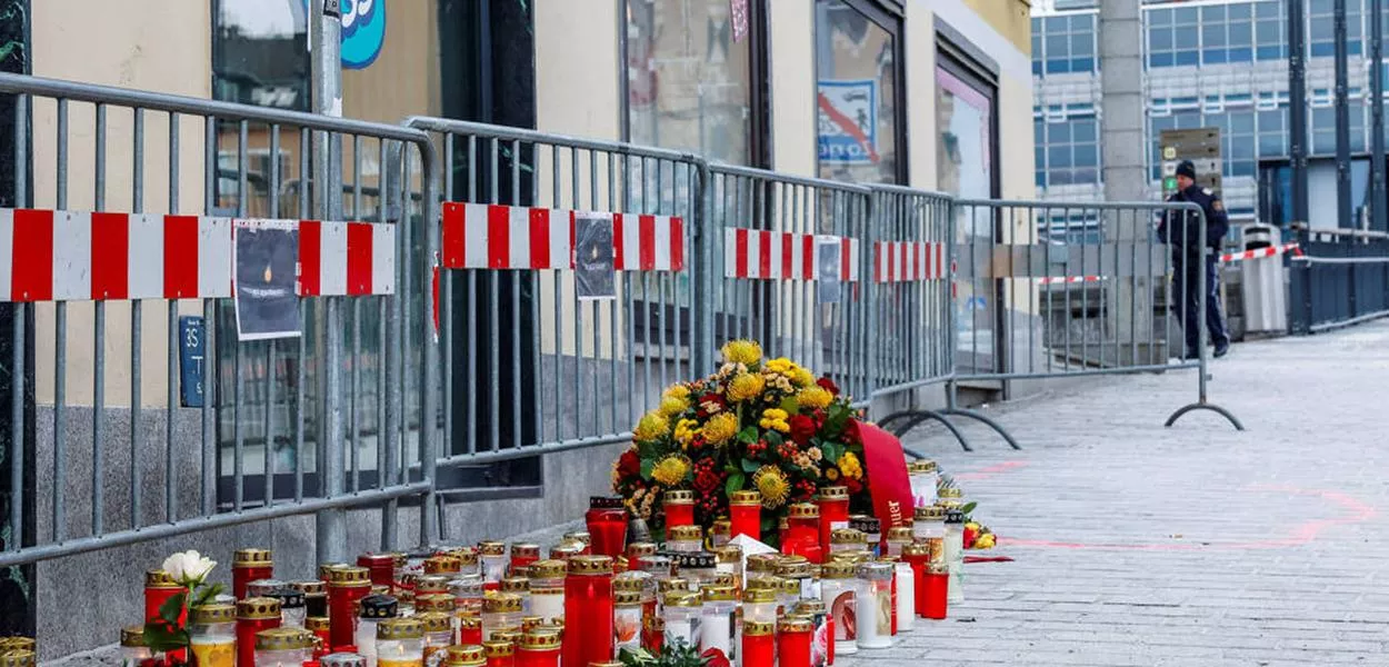 Velas e flores deixadas por moradores de Villach em local de ataque na Áustria