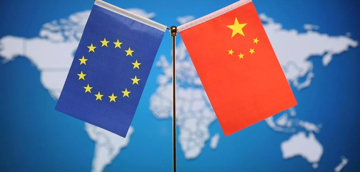 Bandeiras da União Europeia e China