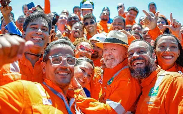Lula  e trabalhadores da Petrobras
