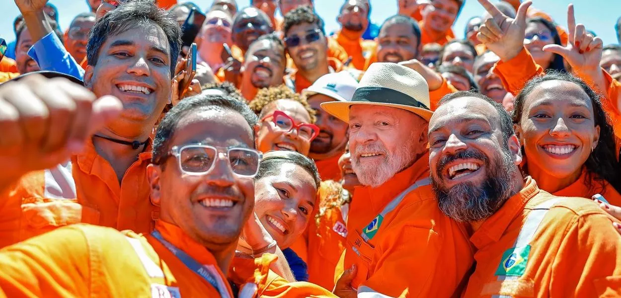 Lula  e trabalhadores da Petrobras