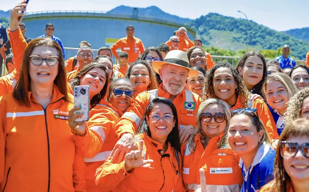 “Estamos pisando no acelerador”, diz Magda Chambriard a fornecedores nacionais da Petrobras