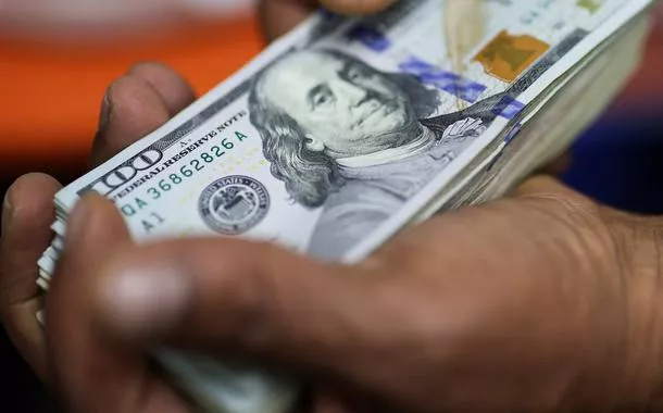 Dólar sobe e volta a fechar acima dos R$ 5,70