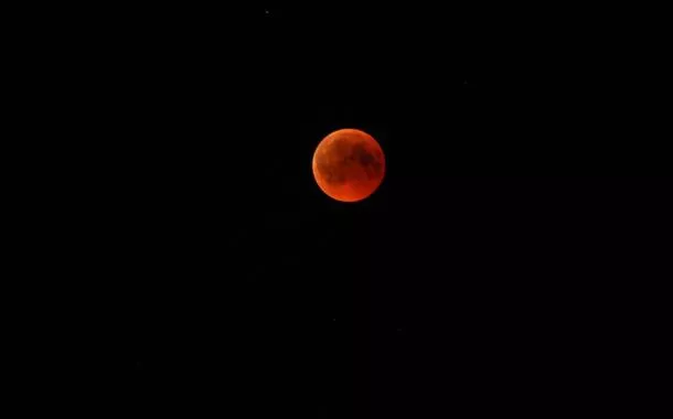 "Lua de Sangue": eclipse lunar total será visível no Brasil na madrugada de sexta