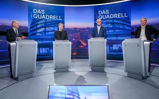 O chanceler do Partido Social Democrata (SPD), Olaf Scholz, o ministro alemão da Economia e do Clima, Robert Habeck, o candidato conservador a chanceler e líder do partido União Democrata Cristã (CDU), Friedrich Merz, e a colíder do partido Alternativa para a Alemanha (AfD), Alice Weidel, no programa de TV 'Quadrell' da RTL e NTV em Berlim