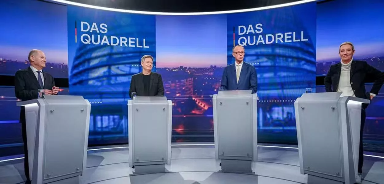 O chanceler do Partido Social Democrata (SPD), Olaf Scholz, o ministro alemão da Economia e do Clima, Robert Habeck, o candidato conservador a chanceler e líder do partido União Democrata Cristã (CDU), Friedrich Merz, e a colíder do partido Alternativa para a Alemanha (AfD), Alice Weidel, no programa de TV 'Quadrell' da RTL e NTV em Berlim