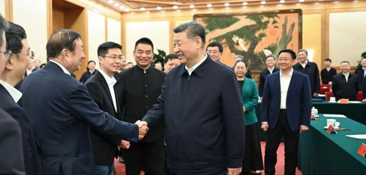 Xi Jinping, secretário-geral do Comitê Central do Partido Comunista da China, conversa com representantes de empresários privados em Pequim