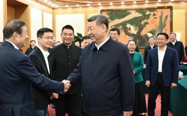 Xi Jinping, secretário-geral do Comitê Central do Partido Comunista da China, conversa com representantes de empresários privados em Pequim
