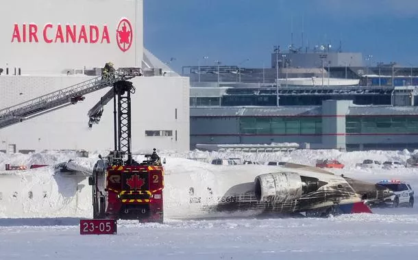 Sobe o número de feridos após acidente com avião em aeroporto de Toronto (vídeo)