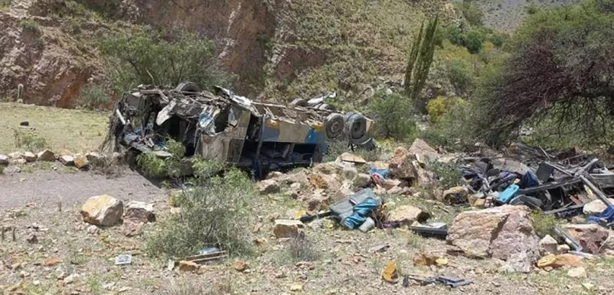 Ônibus caiu de barranco com cerca de 800 metros de altura em Potosí