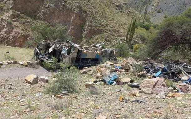 Tragédia na Bolívia: acidente com ônibus deixa mais de 30 mortos (vídeo)