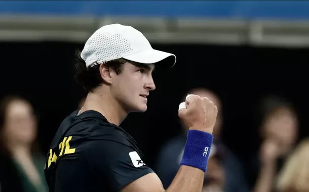 João Fonseca supera mal-estar, vira contra americano e estreia com vitória no Masters de Miami