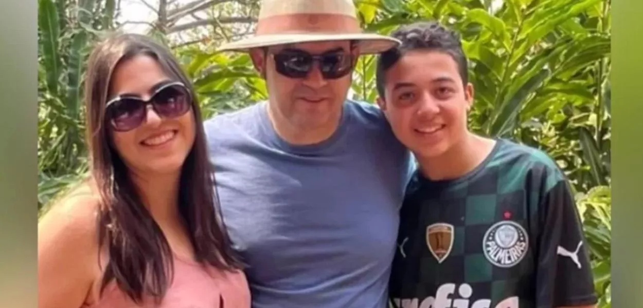 Miguel Fernandes com a mãe Genilva e o pai Fábio Luiz