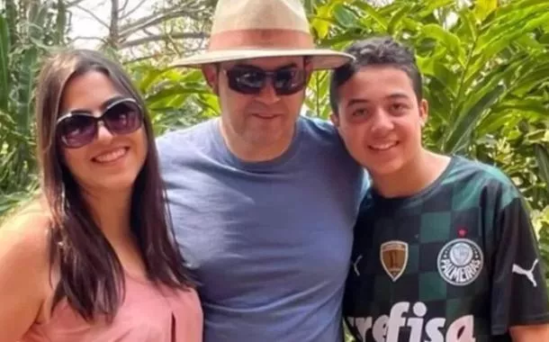Miguel Fernandes com a mãe Genilva e o pai Fábio Luiz