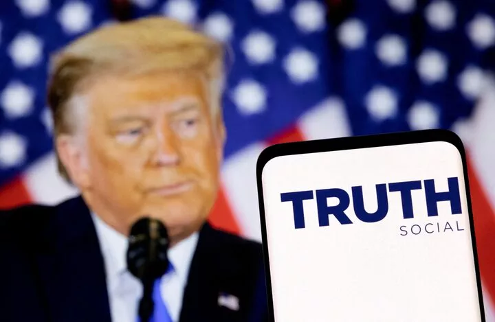 Donald Trump e logo Truth Social