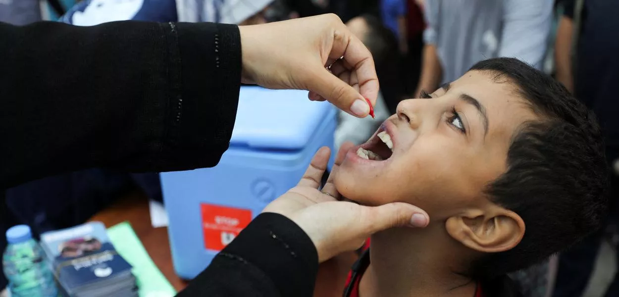 Criança é vacinada contra pólio em Gaza