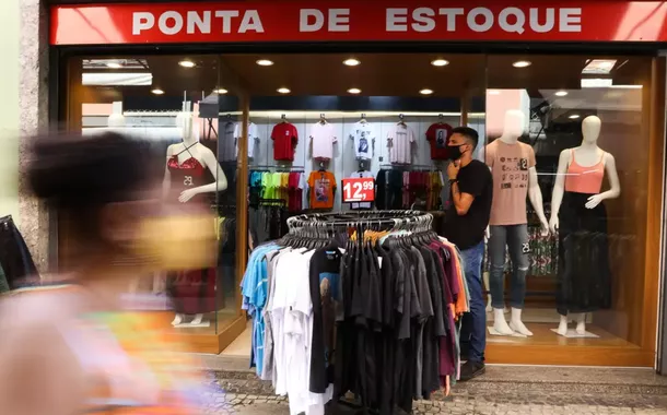 Vendas no varejo do Brasil recuam em janeiro, diz IBGE